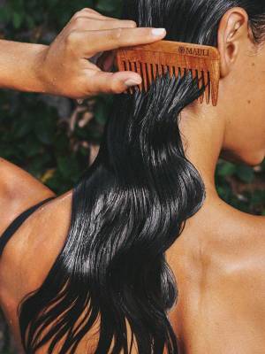 Para cuidar el cabello en verano, es fundamental hidratarlo profundamente, protegerlo de los rayos UV con sombreros o sprays, y evitar el calor de herramientas de peinado.