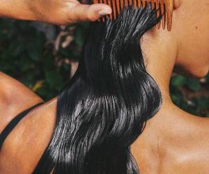 Para cuidar el cabello en verano, es fundamental hidratarlo profundamente, protegerlo de los rayos UV con sombreros o sprays, y evitar el calor de herramientas de peinado.