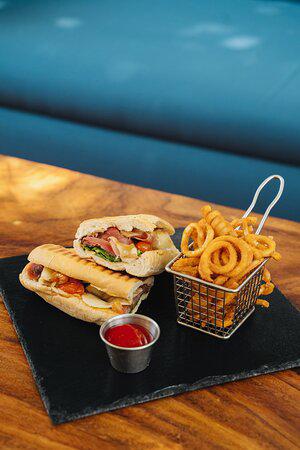 <b>La Cuisinette</b>, ubicado en el Boulevard Suyapa, es un oasis culinario donde el buen gusto y la innovación se encuentran ofreciéndote un concepto Fine Casual. 