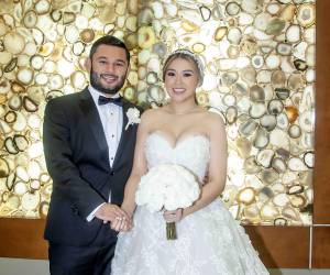 Bajo una atmósfera de romance clásico y elegancia atemporal, Jenny Gabriela Maldonado Villeda y Josué David Contreras Flores celebraron su unión en una velada inolvidable que reunió a familiares y amigos cercanos. Entre miradas cómplices, aplausos y emociones compartidas, los recién casados fueron recibidos con ovaciones al ingresar al salón Napoleón del hotel Copantl &amp; Convention Center, marcando el inicio de una noche donde el amor, la sofisticación y la alegría fueron los grandes protagonistas.