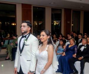 Rolando Maradiaga y Bessy Sánchez sellaron su historia de amor en una emotiva ceremonia en el Hotel Copantl. La fiesta estuvo llena de alegría, con una elegante decoración floral y una organización impecable que hizo de la noche algo inolvidable.
