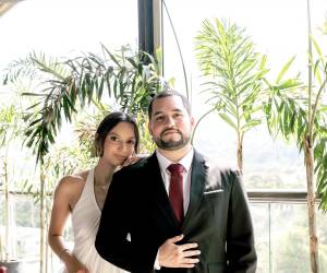 En un ambiente elegante y lleno de encanto, Valeria Osorio y Ricardo Luque celebraron su boda civil en el sofisticado restaurante Cassiano Adriano, en San Pedro Sula. Rodeados de familiares cercanos y amigos queridos, la pareja selló su unión en una ceremonia íntima donde la emoción y la elegancia se entrelazaron en cada detalle.