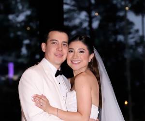 Tras una emotiva ceremonia religiosa, Paola Perdomo y Dennis Cano celebraron su unión con una íntima y elegante recepción en un salón del restaurante La Cumbre, rodeados del cariño de sus familiares y amigos más cercanos. La velada estuvo marcada por momentos especiales, como su primer baile como esposos, brindis llenos de emoción y una atmósfera cálida que hizo de la noche un recuerdo inolvidable.