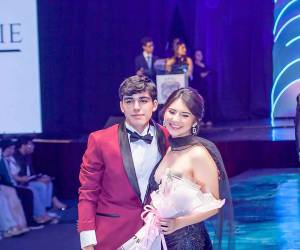 Bajo el tema “Under The Northern Lights”, los seniors 2026 de la Escuela Internacional Sampedrana dejaron por un día sus uniformes para protagonizar su tradicional Fashion Show. En el Cafetorium del centro educativo, los estudiantes desfilaron en una noche llena de estilo y aplausos que también apoyó la recaudación de fondos para el Trabajo Educativo Social a beneficio del Centro de Educación Básica Pedro Nufio.