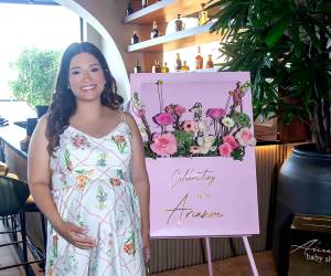 La familia de Kevin Gustavo McCarthy y Ana María Bados vive días de alegría con la próxima llegada de su segunda hija, Arianne. Para festejar este especial momento, organizaron un encantador encuentro en un ambiente lleno de detalles florales, cariño y cercanía, donde las invitadas compartieron la emoción de la dulce espera. En la foto: La homenajeada Ana María Bados de McCarthy