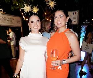 Así se vivió el día 2 del Roatán Food &amp; Wine Festival 2026. West Bay Beach se convirtió en el escenario perfecto para una velada donde los sabores, los vinos y la mixología se unieron frente al mar. Presentado por Kimpton Grand Roatán, el festival reunió talento culinario internacional y experiencias gastronómicas que conquistaron todos los sentidos. En la foto: Julissa Mararida y Ana Maradiaga.