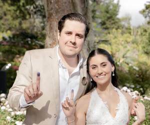 Rodeados por la belleza natural de una histórica finca cafetalera en Boquete, Panamá, Johannes Müller y Ruth Panayotti sellaron su amor en una emotiva ceremonia civil. Familiares y amigos llegados de distintos países fueron testigos de ese momento que marcó el inicio de una nueva etapa, cuya historia de amor comenzó durante sus años universitarios en Texas y se fortaleció a lo largo de casi seis años de noviazgo.