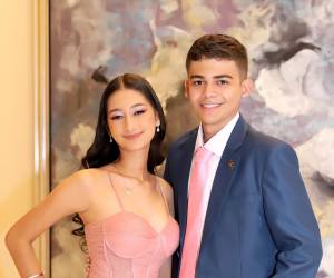 La Prom de los seniors 2025 de Lincoln School iluminó el Hotel Intercontinental con una noche llena de magia y emociones. Los jóvenes hicieron su entrada en un hermoso desfile junto a sus padres, creando momentos que quedarán guardados en el corazón. Entre aplausos y sonrisas, se entregaron premiaciones que celebraron sus logros y sueños. La velada culminó con una fiesta inolvidable, donde cada baile y cada risa marcaron el principio de un nuevo capítulo en sus vidas