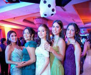 La clase 2026 de la Escuela Internacional Sampedrana vivió una noche cargada de emoción durante su esperada Prom Night, una celebración que marcó el cierre de su etapa escolar y el inicio de nuevos sueños universitarios. Los 130 seniors se dieron cita en el salón Palestina del Club Hondureño Árabe, escenario que se transformó en un vibrante universo inspirado en el icónico juego Monopoly, donde cada detalle fue pensado para convertir la velada en un recuerdo inolvidable. Entre glamour, música y una atmósfera llena de alegría, los futuros universitarios desfilaron por la red carpet luciendo sofisticados atuendos formales, mientras compartían una de las noches más especiales de su generación. En la foto: Noor Bendeck, Ivanna García, Sara Castillo, Carla Cordova y Fiorella Inestroza.