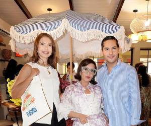 El restaurante Fusión en Tegucigalpa presentó su nuevo menú de desayunos durante una exclusiva experiencia, entre mimosas, sabores únicos y originales detalles. En la foto: Cecilia Bertrand, Blanca Bendeck y el anfitrión de esa mañana, Ariel Flores.