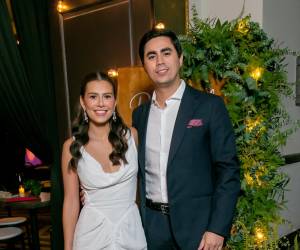 Entre felicitaciones, recuerdos y momentos llenos de emoción, Roberto Matuty Díaz y Emily Hawit Lara protagonizaron una especial despedida de solteros que reunió a familiares y seres queridos para celebrar el amor que los une. A pocos días de dar el esperado “sí, acepto”, los futuros esposos disfrutaron de una noche llena de detalles, anécdotas, videos y ovaciones, en un ambiente inspirado en los recuerdos y momentos que han marcado su historia de amor. En la foto: Los novios Emily Hawit Lara y Roberto Matuty Díaz.