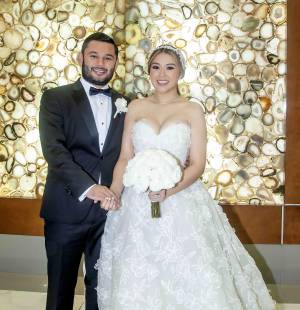 Bajo una atmósfera de romance clásico y elegancia atemporal, Jenny Gabriela Maldonado Villeda y Josué David Contreras Flores celebraron su unión en una velada inolvidable que reunió a familiares y amigos cercanos. Entre miradas cómplices, aplausos y emociones compartidas, los recién casados fueron recibidos con ovaciones al ingresar al salón Napoleón del hotel Copantl &amp; Convention Center, marcando el inicio de una noche donde el amor, la sofisticación y la alegría fueron los grandes protagonistas.
