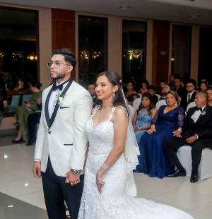 Rolando Maradiaga y Bessy Sánchez sellaron su historia de amor en una emotiva ceremonia en el Hotel Copantl. La fiesta estuvo llena de alegría, con una elegante decoración floral y una organización impecable que hizo de la noche algo inolvidable.