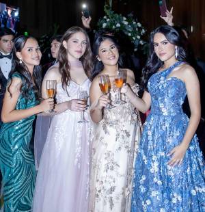 En una noche llena de emoción y nostalgia, los seniors 2026 de Happy Days &amp; Freedom Institute disfrutaron su prom night en el salón Napoleón del hotel Copantl &amp; Convetion Center, marcando el inicio de una noche maravillosa que quedará para siempre en sus corazones.