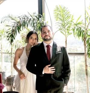 En un ambiente elegante y lleno de encanto, Valeria Osorio y Ricardo Luque celebraron su boda civil en el sofisticado restaurante Cassiano Adriano, en San Pedro Sula. Rodeados de familiares cercanos y amigos queridos, la pareja selló su unión en una ceremonia íntima donde la emoción y la elegancia se entrelazaron en cada detalle.