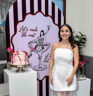 La cuenta regresiva hacia el gran día continúa para Andrea Jordán Kattán, la agasajada celebró con una elegante despedida de soltera inspirada en el tema ”Andrea’s Last Toast”. En una velada llena de buenos deseos, brindis y momentos memorables, familiares y amigas cercanas celebraron junto a la futura novia el cierre de una etapa y el inicio de un nuevo capítulo en su vida.