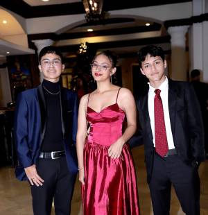 El Hotel Clarion fue el escenario perfecto para el Senior Dinner 2026 de Liquidambar School. Desde Valle de Ángeles, los jóvenes llegaron luciendo elegantes atuendos para celebrar una velada inolvidable, marcada por risas, emoción y la complicidad de una etapa que está por concluir. En la foto: Brandon Corea, Verónica Bones Quiroz y Obed Sánchez.