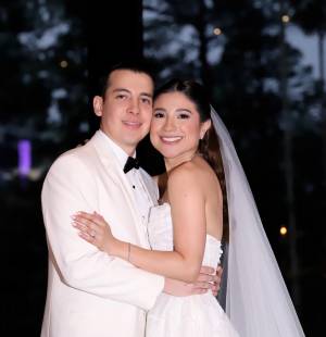 Tras una emotiva ceremonia religiosa, Paola Perdomo y Dennis Cano celebraron su unión con una íntima y elegante recepción en un salón del restaurante La Cumbre, rodeados del cariño de sus familiares y amigos más cercanos. La velada estuvo marcada por momentos especiales, como su primer baile como esposos, brindis llenos de emoción y una atmósfera cálida que hizo de la noche un recuerdo inolvidable.