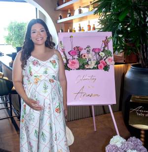 La familia de Kevin Gustavo McCarthy y Ana María Bados vive días de alegría con la próxima llegada de su segunda hija, Arianne. Para festejar este especial momento, organizaron un encantador encuentro en un ambiente lleno de detalles florales, cariño y cercanía, donde las invitadas compartieron la emoción de la dulce espera. En la foto: La homenajeada Ana María Bados de McCarthy
