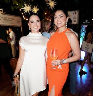 Así se vivió el día 2 del Roatán Food &amp; Wine Festival 2026. West Bay Beach se convirtió en el escenario perfecto para una velada donde los sabores, los vinos y la mixología se unieron frente al mar. Presentado por Kimpton Grand Roatán, el festival reunió talento culinario internacional y experiencias gastronómicas que conquistaron todos los sentidos. En la foto: Julissa Mararida y Ana Maradiaga.