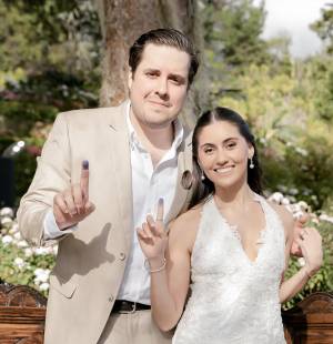 Rodeados por la belleza natural de una histórica finca cafetalera en Boquete, Panamá, Johannes Müller y Ruth Panayotti sellaron su amor en una emotiva ceremonia civil. Familiares y amigos llegados de distintos países fueron testigos de ese momento que marcó el inicio de una nueva etapa, cuya historia de amor comenzó durante sus años universitarios en Texas y se fortaleció a lo largo de casi seis años de noviazgo.
