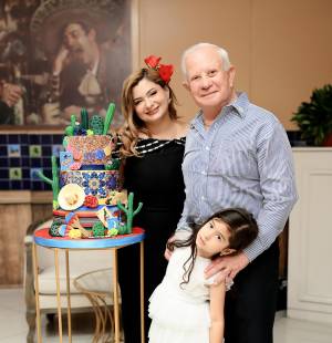 El cumpleaños de Roger Danilo Valladares fue la ocasión perfecta para reunir a familiares, amigos cercanos y colegas del ámbito profesional en una celebración especial y llena de buenos momentos. La velada se llevó a cabo en el salón Armenta de UTH, un espacio que fue transformado para crear un ambiente cálido y elegante, con detalles clásicos y referencias a la tradicional Cantina Tenampa, símbolo de la cultura mexicana. Una noche pensada para compartir, celebrar y disfrutar en compañía.