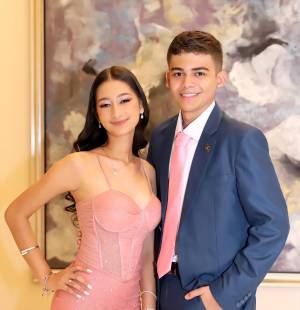 La Prom de los seniors 2025 de Lincoln School iluminó el Hotel Intercontinental con una noche llena de magia y emociones. Los jóvenes hicieron su entrada en un hermoso desfile junto a sus padres, creando momentos que quedarán guardados en el corazón. Entre aplausos y sonrisas, se entregaron premiaciones que celebraron sus logros y sueños. La velada culminó con una fiesta inolvidable, donde cada baile y cada risa marcaron el principio de un nuevo capítulo en sus vidas