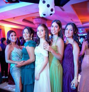 La clase 2026 de la Escuela Internacional Sampedrana vivió una noche cargada de emoción durante su esperada Prom Night, una celebración que marcó el cierre de su etapa escolar y el inicio de nuevos sueños universitarios. Los 130 seniors se dieron cita en el salón Palestina del Club Hondureño Árabe, escenario que se transformó en un vibrante universo inspirado en el icónico juego Monopoly, donde cada detalle fue pensado para convertir la velada en un recuerdo inolvidable. Entre glamour, música y una atmósfera llena de alegría, los futuros universitarios desfilaron por la red carpet luciendo sofisticados atuendos formales, mientras compartían una de las noches más especiales de su generación. En la foto: Noor Bendeck, Ivanna García, Sara Castillo, Carla Cordova y Fiorella Inestroza.