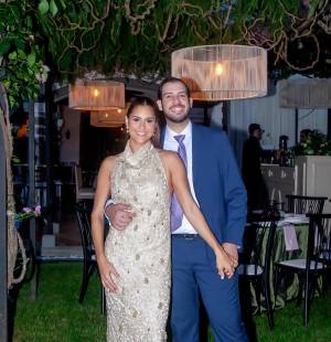 Carlos Simán y Marcela Andonie sellaron oficialmente su historia de amor. La pareja celebró su boda civil en una íntima y elegante recepción, donde la alegría por este nuevo comienzo fue compartida por familiares y amistades cercanas, en un entorno cuidadosamente diseñado para honrar la importancia del momento y la felicidad de los nuevos esposos.