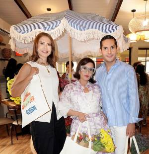 El restaurante Fusión en Tegucigalpa presentó su nuevo menú de desayunos durante una exclusiva experiencia, entre mimosas, sabores únicos y originales detalles. Cecilia Bertrand, Blanca Bendeck y el anfitrión de esa mañana, Ariel Flores.