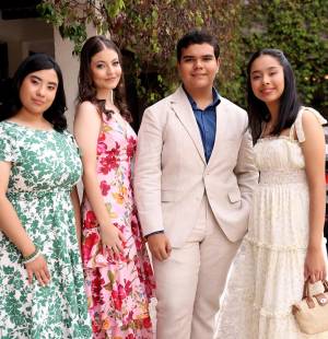 Bajo una mañana luminosa y rodeados de naturaleza, 73 Seniors de Elvel School se reunieron en Giardini del Castello para celebrar su Senior Brunch, un encuentro lleno de elegancia, risas y momentos inolvidables; entre jardines y buena compañía, vivieron una experiencia inspirada en la vita bella, donde cada detalle reflejaba la alegría de cerrar una etapa y comenzar otra con estilo y unión. Camila Cruz, Marcela Urrutia, Luca Ruiz y Daniela Ramírez