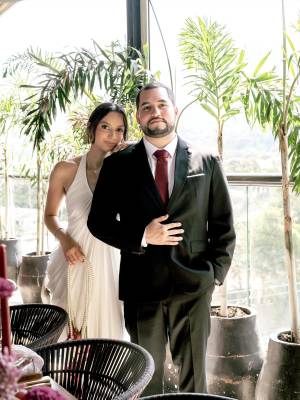 En un ambiente elegante y lleno de encanto, Valeria Osorio y Ricardo Luque celebraron su boda civil en el sofisticado restaurante Cassiano Adriano, en San Pedro Sula. Rodeados de familiares cercanos y amigos queridos, la pareja selló su unión en una ceremonia íntima donde la emoción y la elegancia se entrelazaron en cada detalle.