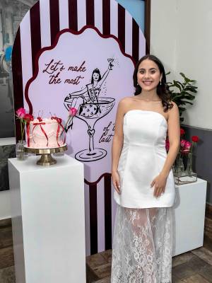 La cuenta regresiva hacia el gran día continúa para Andrea Jordán Kattán, la agasajada celebró con una elegante despedida de soltera inspirada en el tema ”Andrea’s Last Toast”. En una velada llena de buenos deseos, brindis y momentos memorables, familiares y amigas cercanas celebraron junto a la futura novia el cierre de una etapa y el inicio de un nuevo capítulo en su vida.