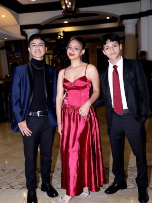 El Hotel Clarion fue el escenario perfecto para el Senior Dinner 2026 de Liquidambar School. Desde Valle de Ángeles, los jóvenes llegaron luciendo elegantes atuendos para celebrar una velada inolvidable, marcada por risas, emoción y la complicidad de una etapa que está por concluir. En la foto: Brandon Corea, Verónica Bones Quiroz y Obed Sánchez.