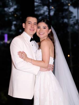 Tras una emotiva ceremonia religiosa, Paola Perdomo y Dennis Cano celebraron su unión con una íntima y elegante recepción en un salón del restaurante La Cumbre, rodeados del cariño de sus familiares y amigos más cercanos. La velada estuvo marcada por momentos especiales, como su primer baile como esposos, brindis llenos de emoción y una atmósfera cálida que hizo de la noche un recuerdo inolvidable.