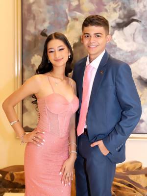 La Prom de los seniors 2025 de Lincoln School iluminó el Hotel Intercontinental con una noche llena de magia y emociones. Los jóvenes hicieron su entrada en un hermoso desfile junto a sus padres, creando momentos que quedarán guardados en el corazón. Entre aplausos y sonrisas, se entregaron premiaciones que celebraron sus logros y sueños. La velada culminó con una fiesta inolvidable, donde cada baile y cada risa marcaron el principio de un nuevo capítulo en sus vidas