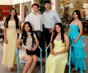 El salón Real del Hotel Real Intercontinental en San Pedro Sula se llenó de risas al recibir a los alumnos de onceavo grado de la Destiny Christian Academy de El Progreso. El evento fue organizado por el comité de padres de familia. En la foto: Hillary Hernández, Adriana Cerrato, Kenneth Carbajal, Alexis Morales, Gracia Amaya, Meraris Azzeneth y Cálix Maldonado.