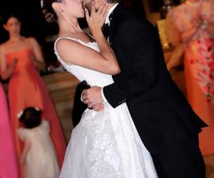 Tras una emotiva ceremonia religiosa, Victoria Villeda y Giampiero Infantozzi celebraron su unión con una elegante y alegre recepción en Hacienda El Trapiche, donde familiares y amigos compartieron una noche llena de brindis, música y momentos especiales.