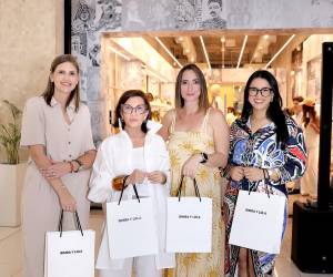 La nueva colección Cala Bimba llegó a Bimba y Lola con un evento lleno de moda y good vibes en Multiplaza Tegucigalpa. Durante la experiencia, los invitados conocieron de cerca las nuevas piezas de la temporada y disfrutaron de una styling session junto a Nineth Espinoza, quien compartió inspiración y consejos para crear looks versátiles y llenos de estilo. En la foto: Pamela Cruz, Blanca Bendeck, Nicole Hasbun y Norma Farías.