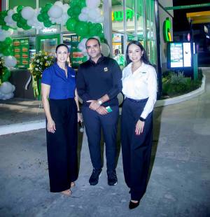 Grupo Intur celebró a lo grande la inauguración de una nueva e importante sucursal de Subway®, llevando su concepto fresco e innovador a la ciudad de San Pedro Sula. Este nuevo restaurante, ubicado estratégicamente en Plaza Santa Mónica, se convierte en la séptima de las ocho aperturas previstas para este 2025. En la foto: Leslie Paredes, gerente de comunicaciones e imagen corporativa, Fernando Quezada, director de Subway, y Keily Rueda, gerente de mercadeo de Subway.
