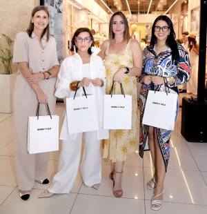 La nueva colección Cala Bimba llegó a Bimba y Lola con un evento lleno de moda y good vibes en Multiplaza Tegucigalpa. Durante la experiencia, los invitados conocieron de cerca las nuevas piezas de la temporada y disfrutaron de una styling session junto a Nineth Espinoza, quien compartió inspiración y consejos para crear looks versátiles y llenos de estilo. En la foto: Pamela Cruz, Blanca Bendeck, Nicole Hasbun y Norma Farías.