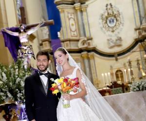 Victoria Villeda y Giampiero Infantozzi se dieron el “sí, acepto” en una emotiva ceremonia religiosa en la Basílica de Suyapa. Rodeados de familiares y amigos, los novios sellaron su amor en un momento lleno de emoción y significado.