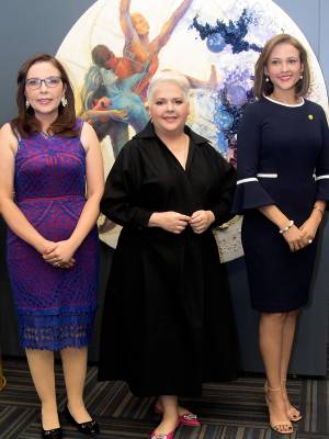 Nidia Manzanares, gerente corporativo de mercadeo y comunicaciones Banpais, la pintora Pamela Letona y Maira Lozano, gerente de desarrollo comercial de banca de personas de Banpais.