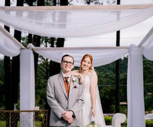 Miguel Blanco y Valery García celebraron su amor con una boda inolvidable, rodeados de familiares y amigos en la hermosa Casa de Campo, Valle de Ángeles. La ceremonia combinó los ritos religioso y civil, siendo oficiada por el Pastor Didiher Osorto y Juan Carlos Pérez Cadalso Arias, respectivamente, en un ambiente lleno de emoción y devoción.