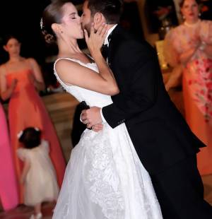 Tras una emotiva ceremonia religiosa, Victoria Villeda y Giampiero Infantozzi celebraron su unión con una elegante y alegre recepción en Hacienda El Trapiche, donde familiares y amigos compartieron una noche llena de brindis, música y momentos especiales.