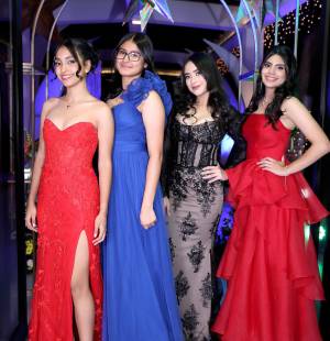La promoción 2025 del Instituto Salesiano San Miguel vivió una noche inolvidable durante la celebración de su prom, realizada en el Club del BCIE. Vestidos con sofisticados vestidos y trajes de gala, los jóvenes dieron inicio a una velada cargada de emoción, elegancia y alegría, marcando el final de su etapa colegial.
