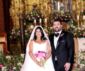 Ivana Lagos y Jacobo Waincier Canahuati se dieron el “sí, acepto” en la Iglesia San Francisco, en una ceremonia llena de amor y elegancia.Rodeados de sus seres queridos, junto a sus padres Isaac Lewis Waincier y María Teresa Canahuati Larach e Iván Omar Lagos del Cid y Ketlen Karenna Reina de Lagos vivieron un día inolvidable. Tras la ceremonia religiosa, los invitados se trasladaron al Museo para la Identidad Nacional, donde se vivió una elegante recepción.