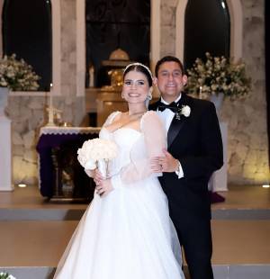 Helen Zamora y Alex Cosenza se dieron el tan esperado “sí” y sellaron su historia de amor con una celebración llena de elegancia en Tegucigalpa. La ceremonia tuvo lugar en la iglesia Nuestra Señora Sagrado Corazón del Hatillo, donde familiares y amigos acompañaron a la pareja en uno de los momentos más importantes de sus vidas. Posteriormente, los recién casados compartieron una sofisticada recepción en el restaurante La Cumbre, donde la celebración continuó entre detalles cuidadosamente elegidos, buena gastronomía y un ambiente lleno de alegría y romanticismo.
