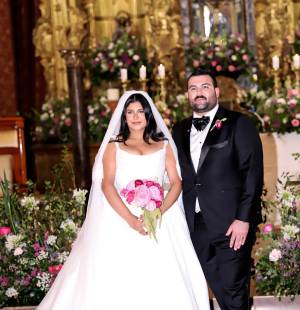Ivana Lagos y Jacobo Waincier Canahuati se dieron el “sí, acepto” en la Iglesia San Francisco, en una ceremonia llena de amor y elegancia.Rodeados de sus seres queridos, junto a sus padres Isaac Lewis Waincier y María Teresa Canahuati Larach e Iván Omar Lagos del Cid y Ketlen Karenna Reina de Lagos vivieron un día inolvidable. Tras la ceremonia religiosa, los invitados se trasladaron al Museo para la Identidad Nacional, donde se vivió una elegante recepción.