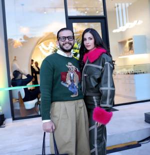 Así se vivió la inauguración de Vía Palmira, la nueva plaza ubicada en la colonia Palmira, que abrió oficialmente sus puertas con una propuesta comercial diversa. El espacio presentó una selección de locales como The Golden Pig Coffeeshop, Pescadores, Sofía Sofía Designer Jewelry y Pulpa Hi-Fi Sound Bar, entre otros. Durante el acto inaugural, invitados especiales se reunieron para conocer la plaza, mientras un sacerdote realizó la bendición del lugar, marcando el inicio de esta nueva oferta gastronómica, comercial y de entretenimiento en la zona.